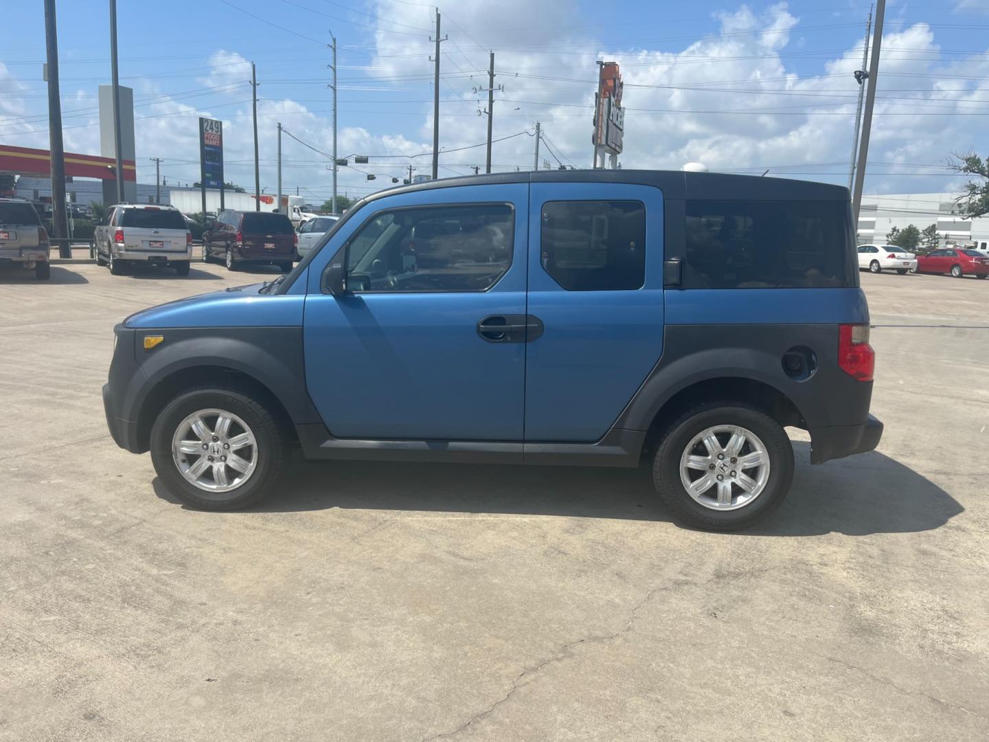 2006 blue /gray Honda Element LX 2WD AT (5J6YH18336L) with an 2.4L L4 DOHC 16V engine, 4-Speed Automatic Overdrive transmission, located at 14700 Tomball Parkway 249, Houston, TX, 77086, (281) 444-2200, 29.928619, -95.504074 - Photo#3